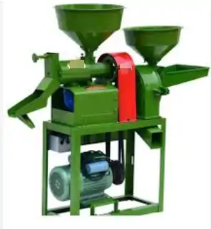 Техник настраивает двигатель для рисовой фрезы в мастерской.